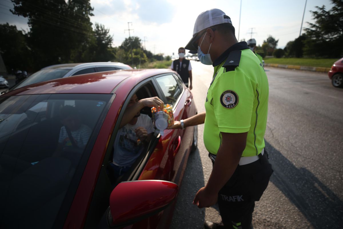 Düzce\'de denetim yapan polislerden sürücülere bayram şekeri ikramı