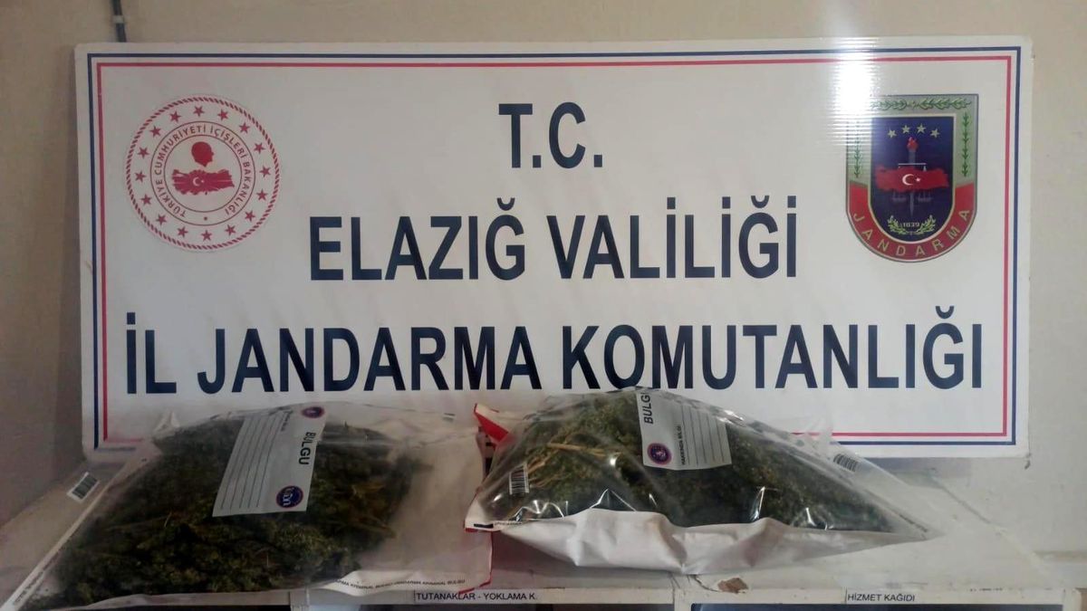 Elazığ\'da yolcunun üzerinden 2 kilogram kubar esrar çıktı