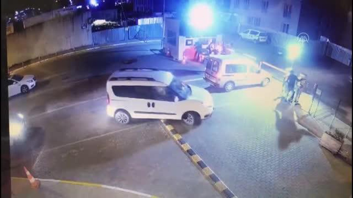 Son dakika haber | Esenyurt\'ta aracın altında kalarak telef olan köpeğin ezilme anı güvenlik kamerasına yansıdı
