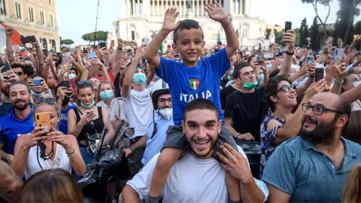 EURO 2020: İtalya\'nın şampiyonluğu kutlamaları sonrası Roma\'da Covid-19 vakaları 5 katına çıktı