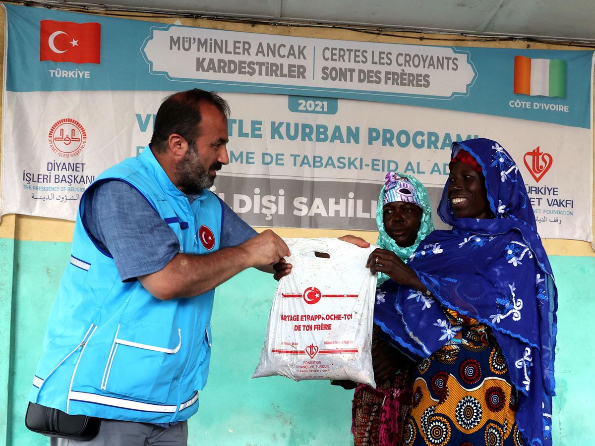 Fildişi Sahili\'nde ihtiyaç sahiplerine kurban eti ulaştırıldı