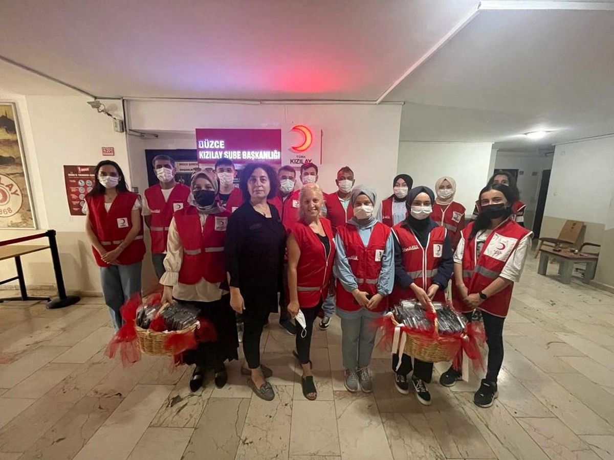Gençler huzurevi sakinlerini unutmadı