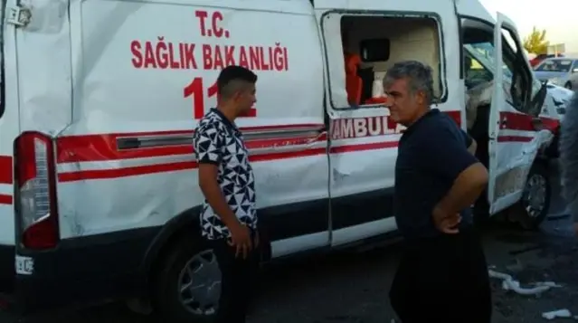 Hastaneye yetişmeye çalışan ambulans kaza yaptı! Şoför hayatını kaybetti, 5 kişi de yaralandı