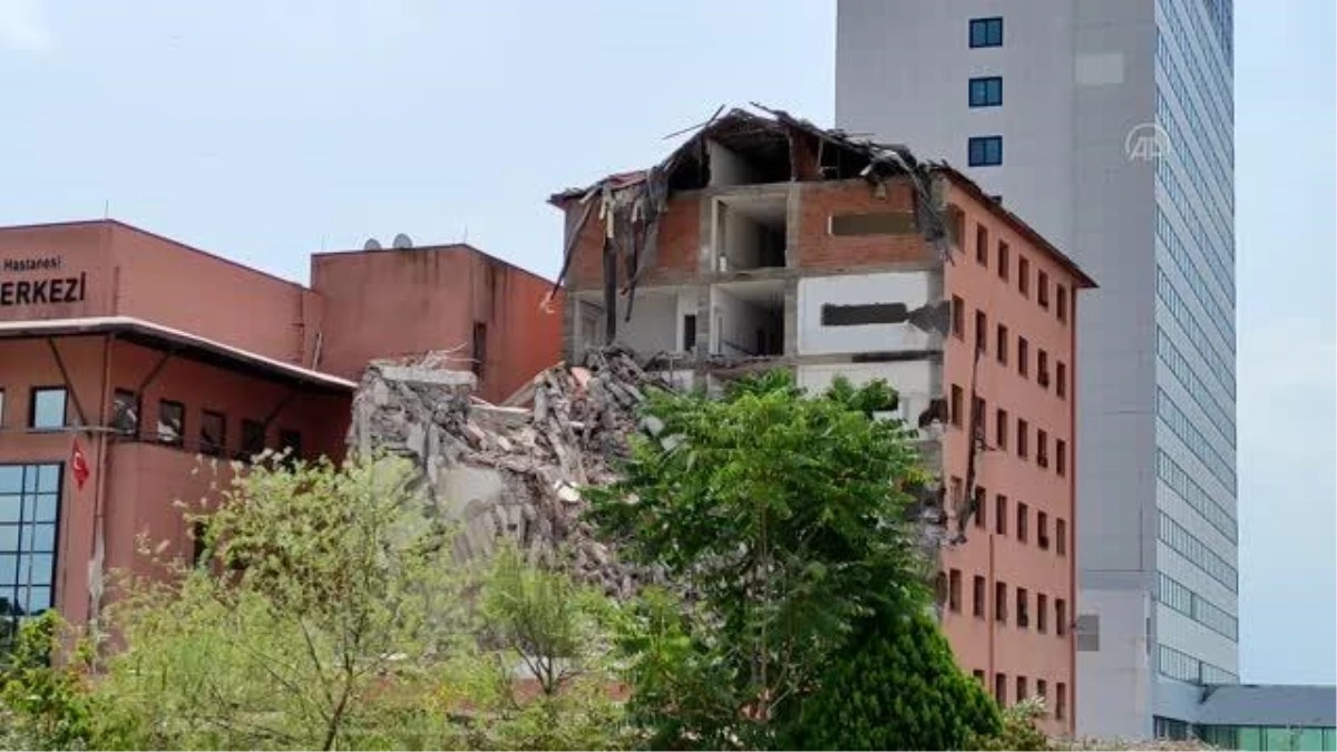 (DRONE) Haydarpaşa Numune Hastanesi\'nde 6 yıldır kullanılmayan 8 katlı binanın yıkımına başlandı