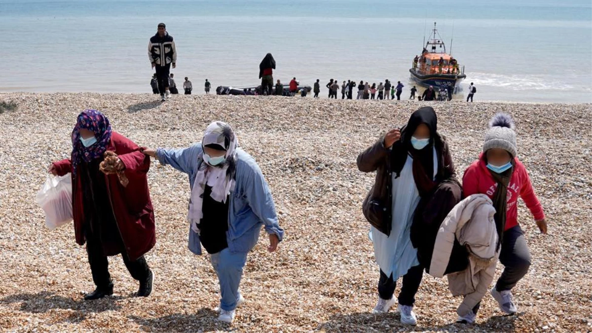 İngiltere\'ye Manş Denizi üzerinden tek bir günde rekor sayıda göçmen ulaştı