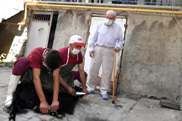Isparta Belediyesi 200 engelli ve yaşlı vatandaşın kurbanını kesti Isparta Belediyesi 200 engelli ve yaşlı vatandaşın kurbanını kesti