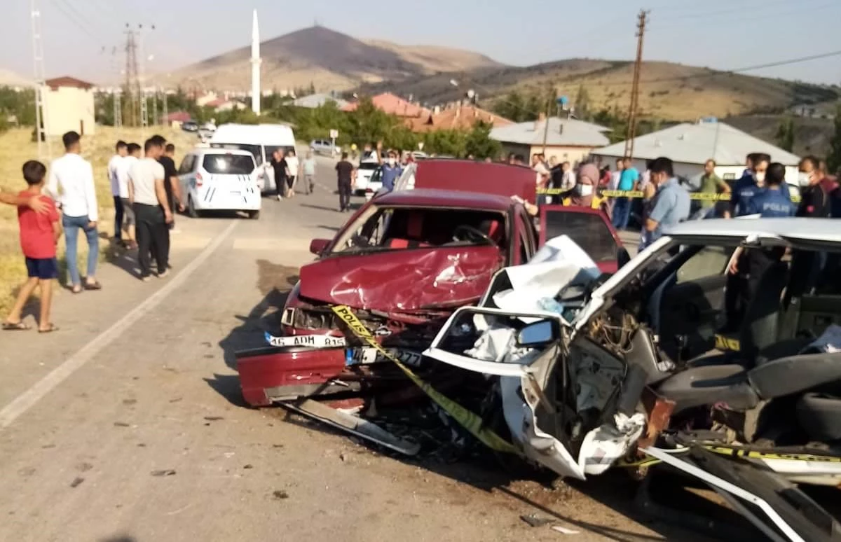 Son dakika haber: Kahramanmaraş\'ta iki otomobil çarpıştı: 1 ölü, 6 yaralı
