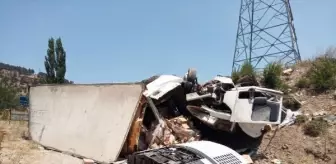 Kamyonla otomobil kafa kafaya çarpıştı: 1 ölü, 6 yaralı