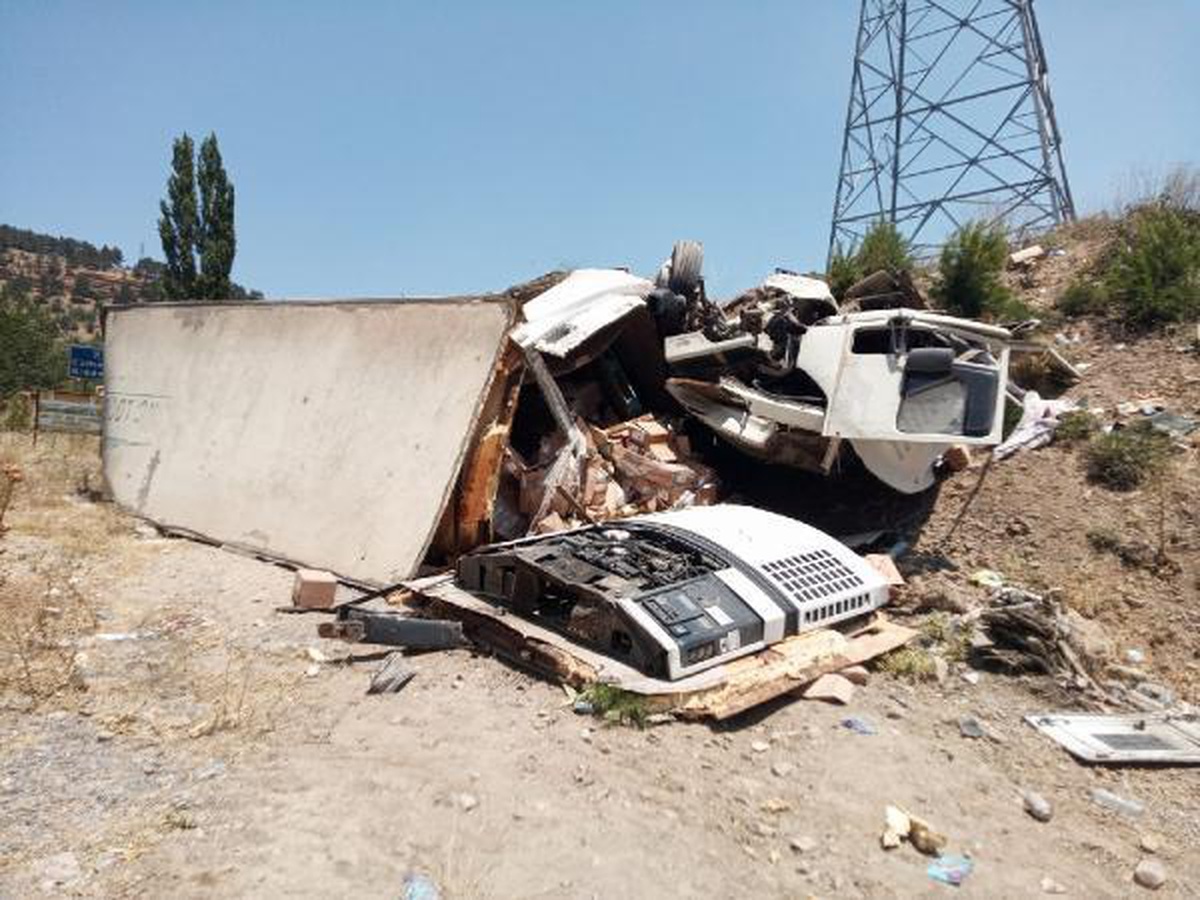Kamyonla otomobil kafa kafaya çarpıştı: 1 ölü, 6 yaralı