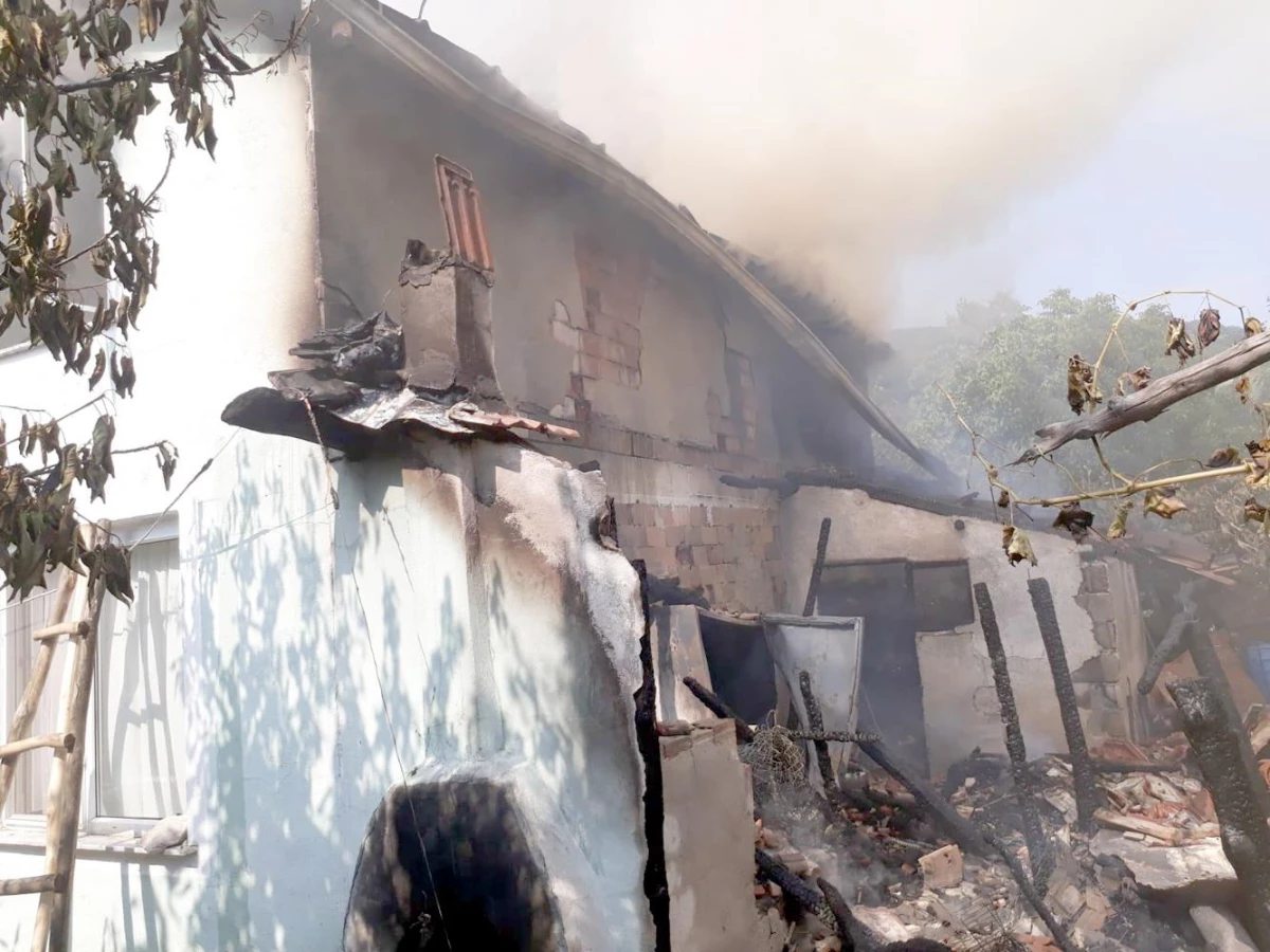 Son dakika gündem: Karamürsel\'de çıkan yangında ev hasar gördü