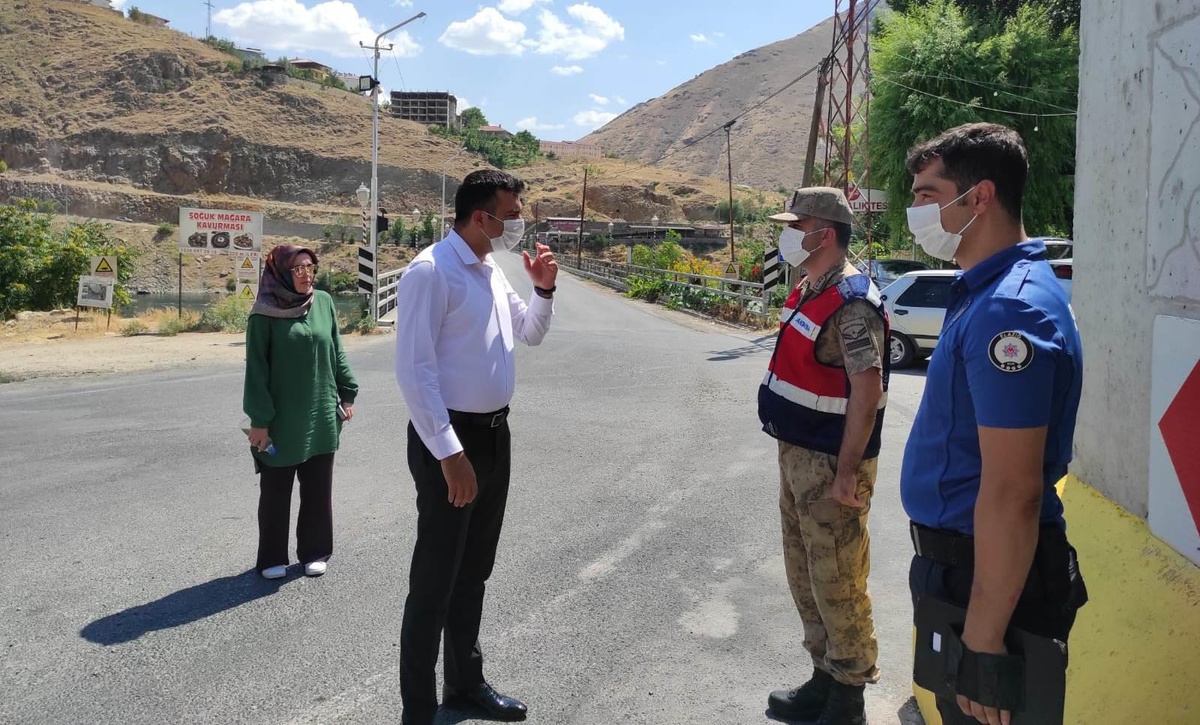 Keban Kaymakamı Akbulut uygulama noktalarında görevli güvenlik güçlerinin bayramını kutladı