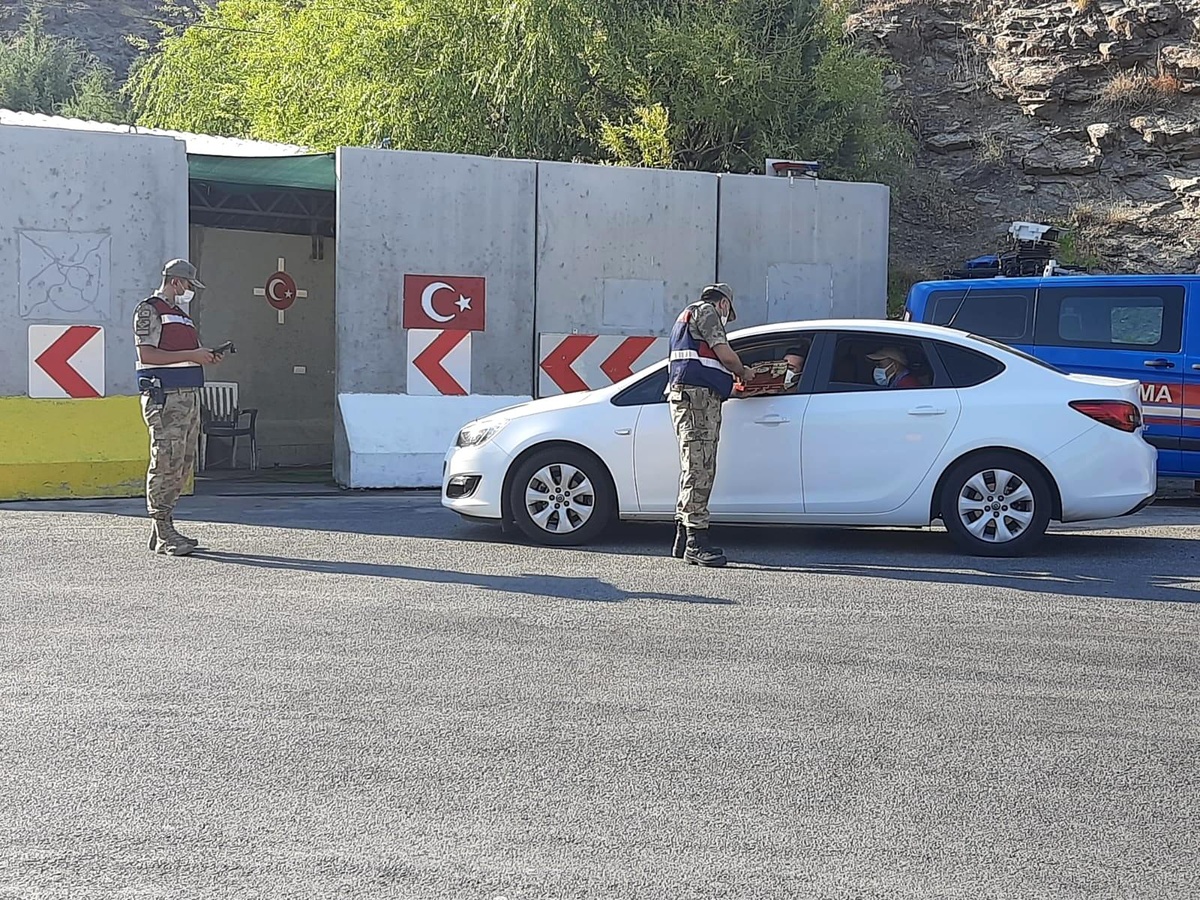 Son dakika... Kebanda jandarma uygulama yapıp vatandaşın bayramını kutladı