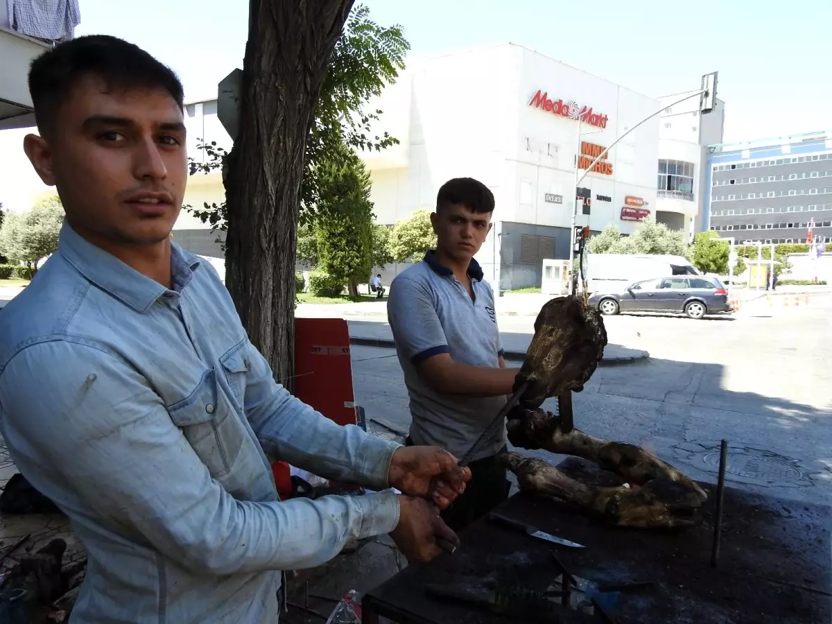 Kurban Bayramı\'nda kelle ütücülerinin yoğun mesaisi