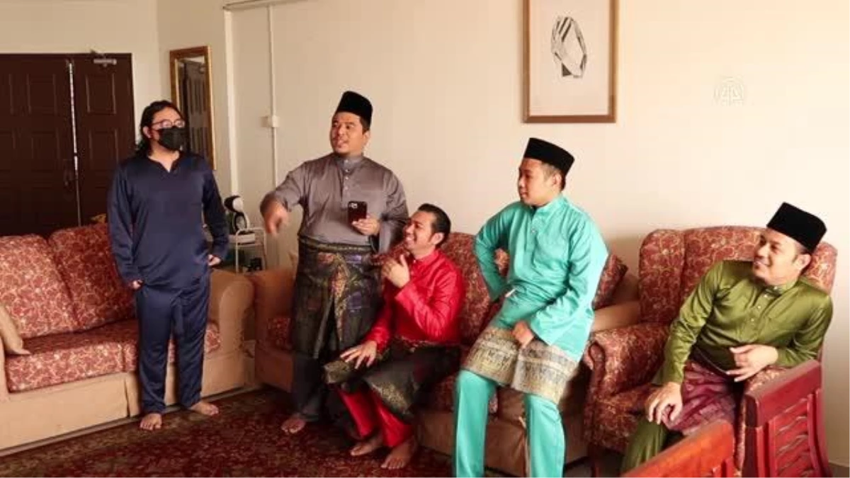 Malezya\'da Müslümanlar ailelerinden uzakta kalmalarına rağmen bayram geleneklerini sürdürüyor