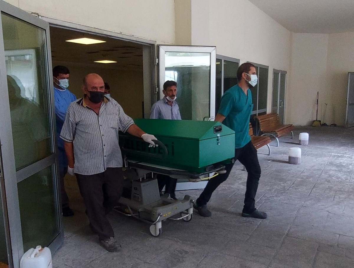 Oksijen tüpüne bağlıyken sigara içti, canından oldu