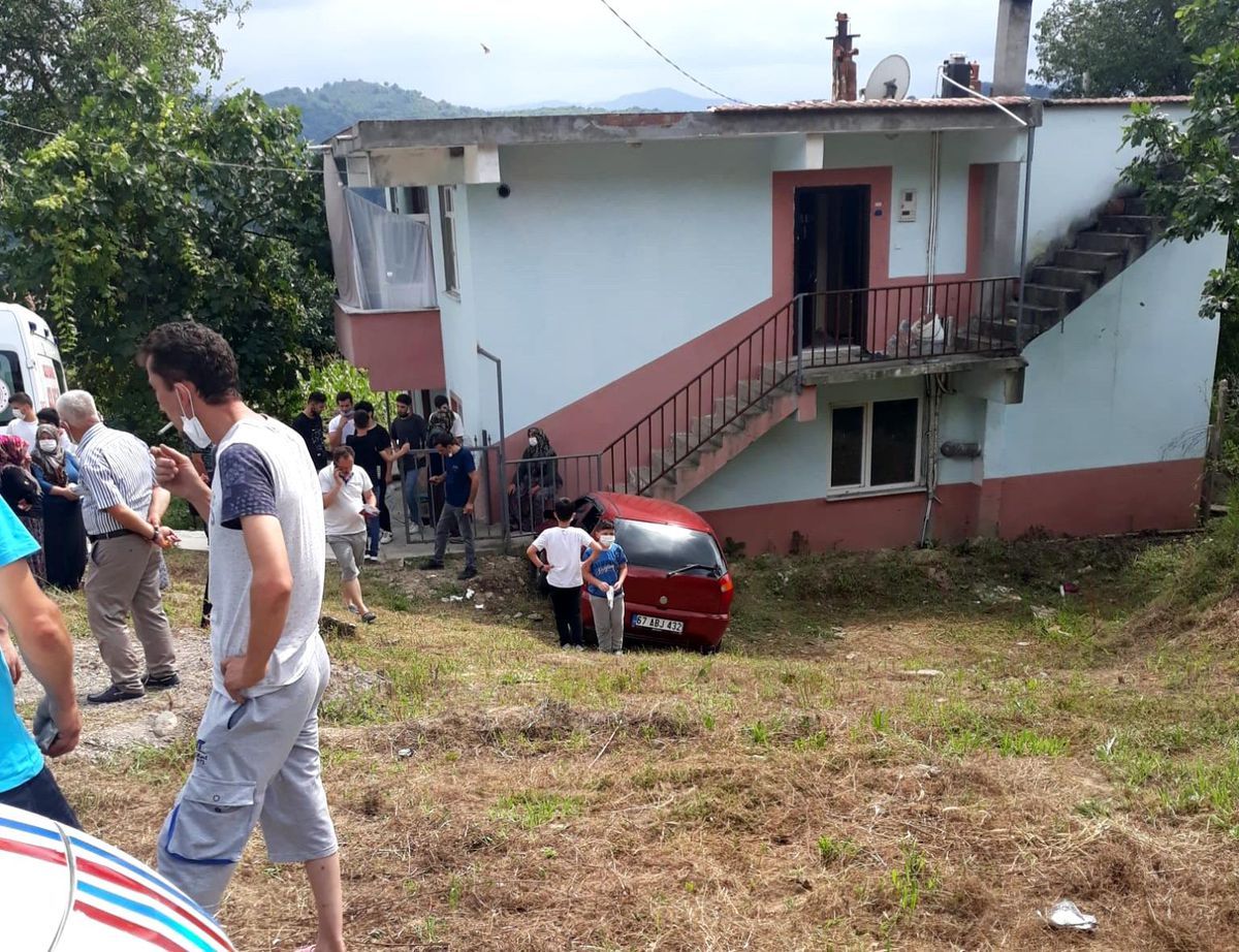 Otomobil evin duvarına çarptı: 2 yaralı