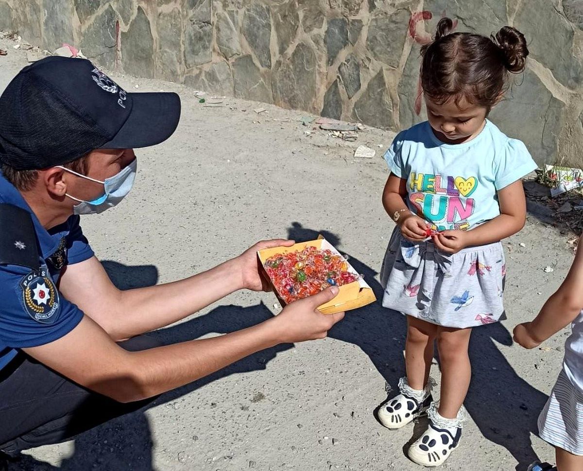 Polis ekiplerinden çocuklara bayram şekeri