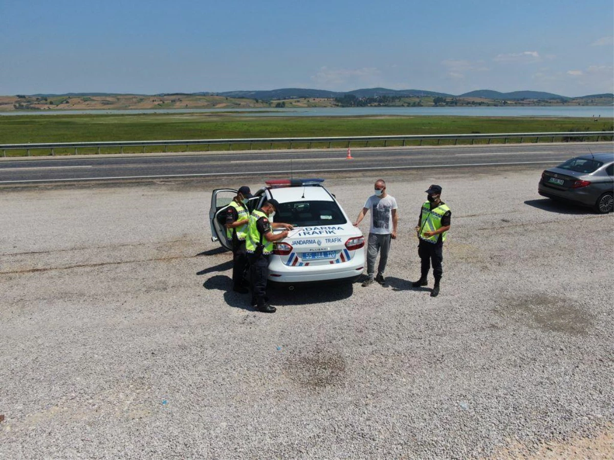 Son dakika haberleri: Samsun\'da jandarma drone destekli uygulama yaptı, sürücülere şeker ikramında bulundu