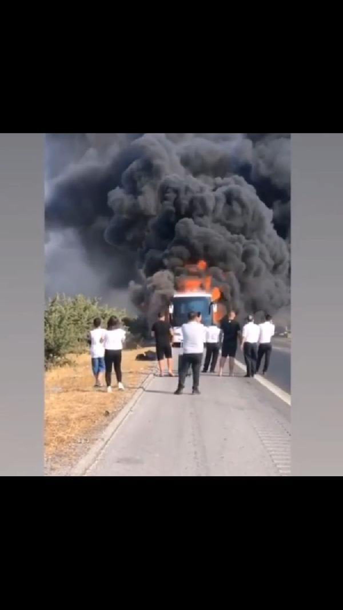 Seyir halinde motoru tutuşan yolcu otobüsü alev alev yandı