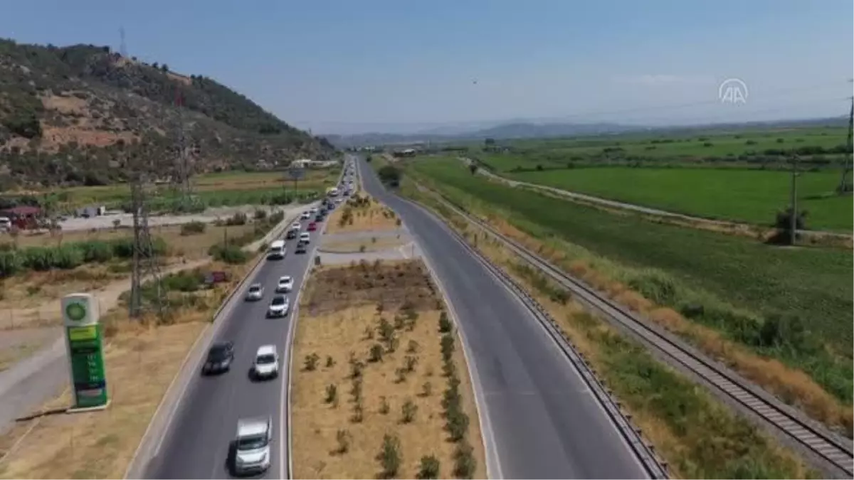 Tatilciler trafikte yoğunluk oluşturuyor