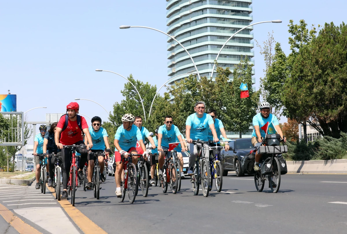 Son dakika haberi: Türk ve Kazak bisikletçiler Anıtkabir\'e pedal çevirdi