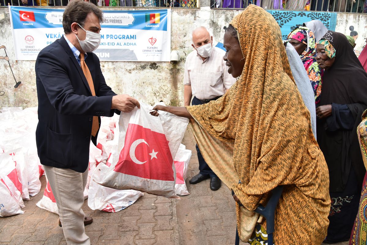 Türkiye Diyanet Vakfı Kamerun\'da binlerce aileye kurban yardımı yaptı