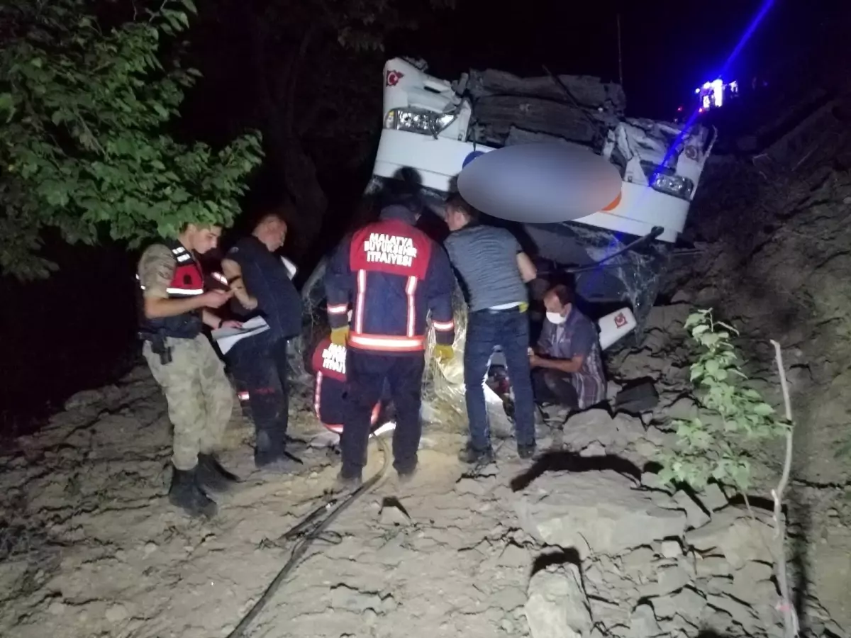 Yolcu otobüsü devrildi, göçmenler kaza yerinden kaçtı