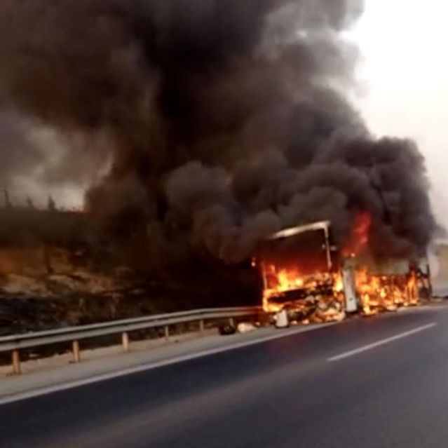 Adana'da otoyol üzerinde otobüs alev alev yandı