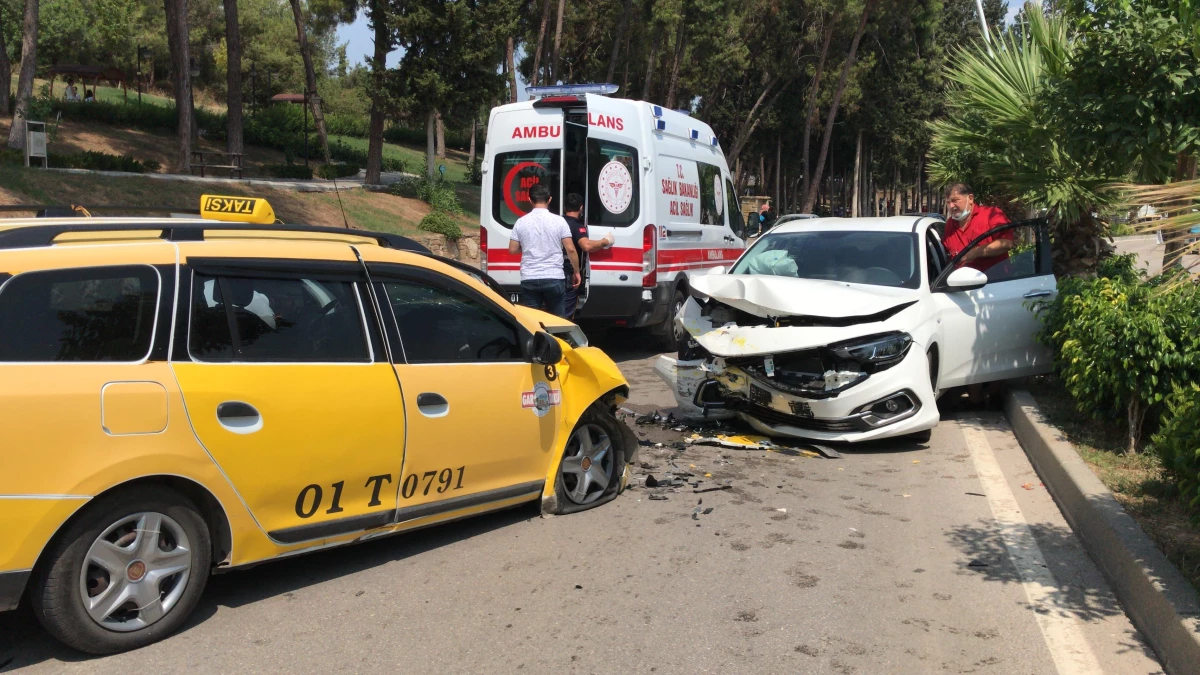 Adana\'da ticari taksi ile otomobil çarpıştı: 3 yaralı