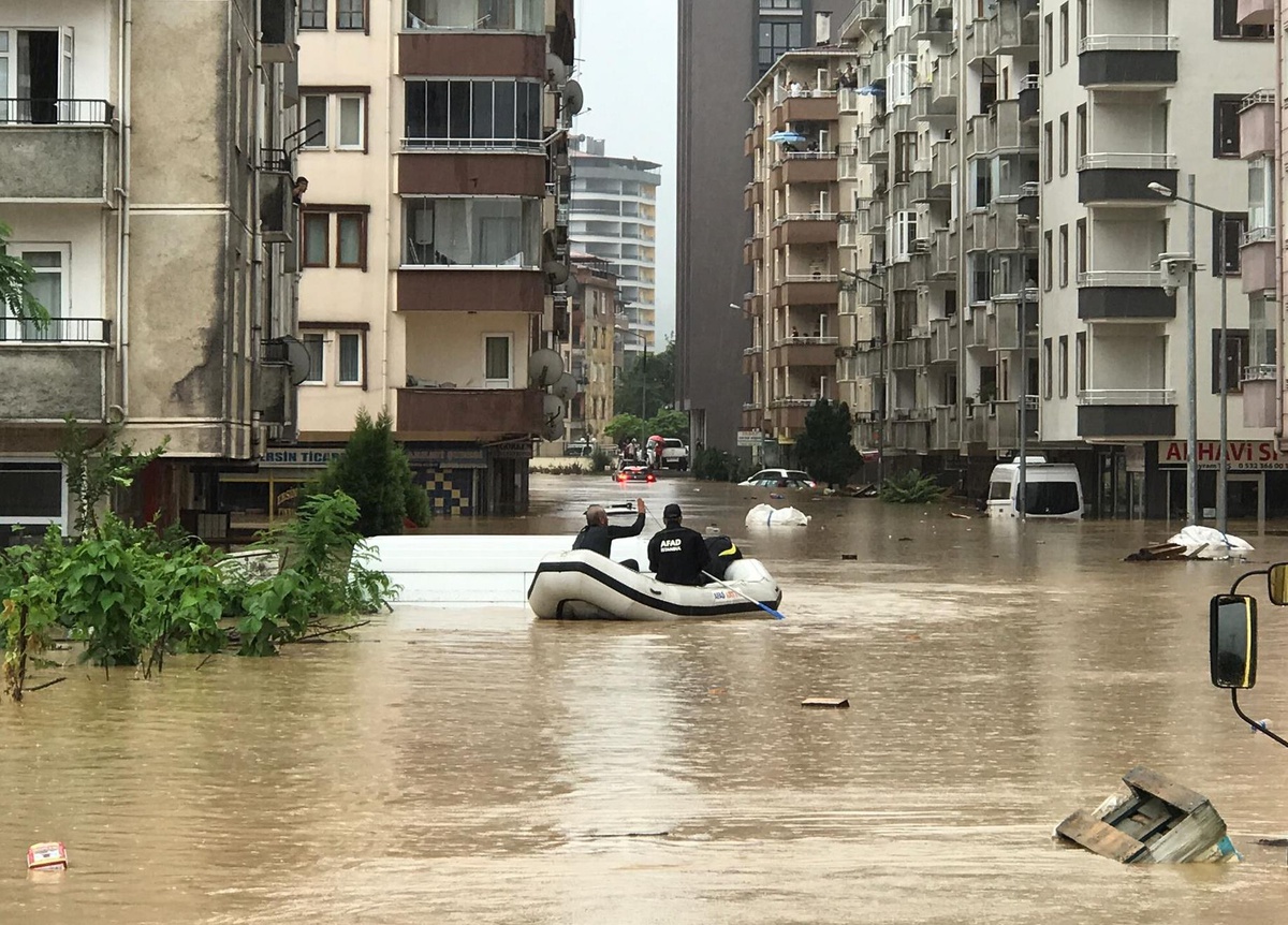 Arhavi\'de ev, iş yeri ve araçlarında mahsur kalan vatandaşlar botlarla kurtarıldı (4)