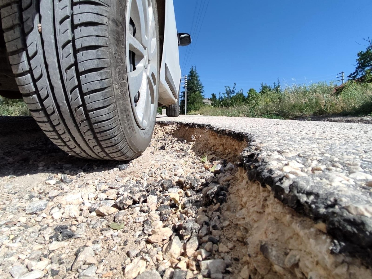 Asfaltın çöktüğü sokaklar savaş alanına döndü