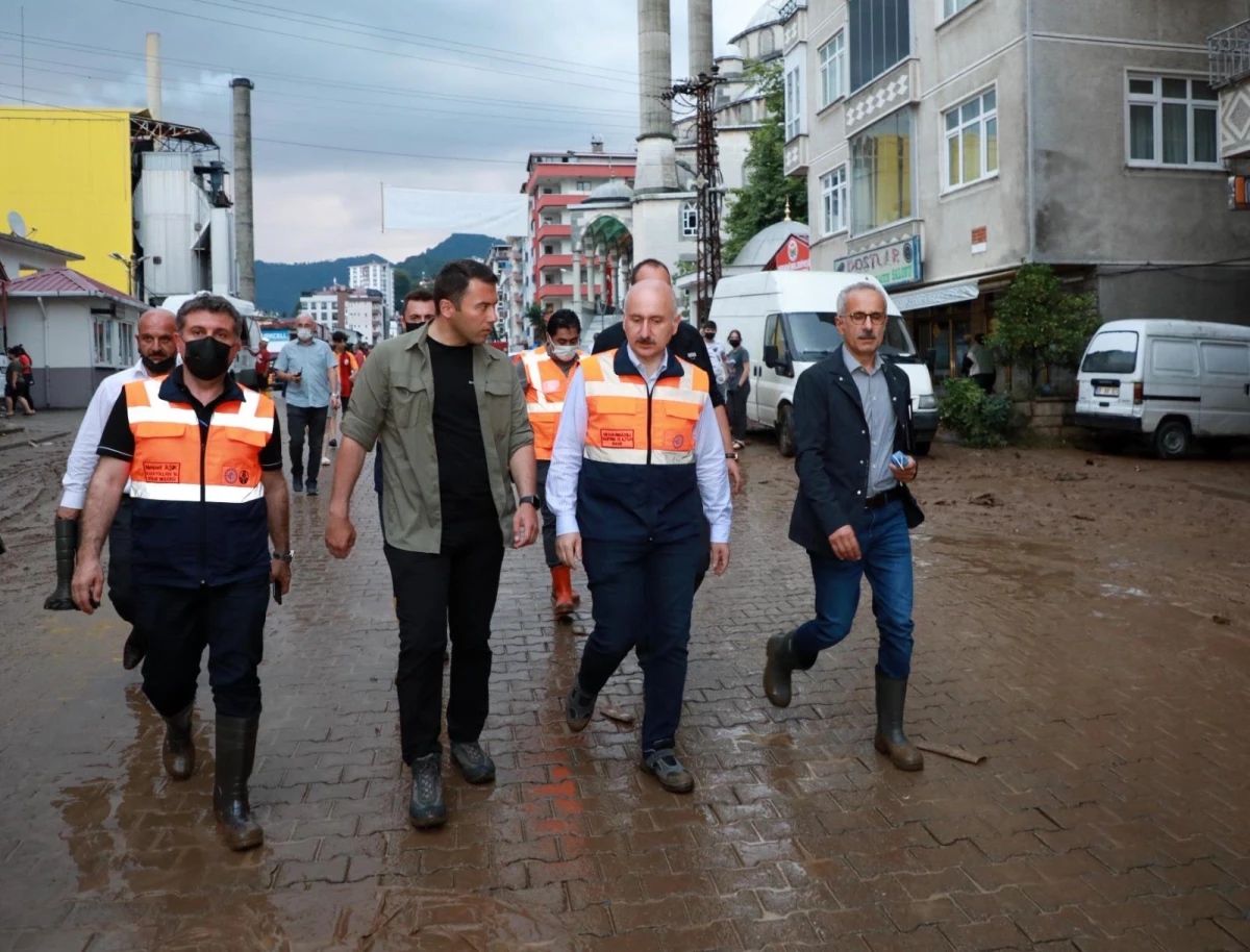Son dakika: Bakanlar Soylu ve Karaismailoğlu ile AK Parti Genel Başkan Yardımcısı Yazıcı, sel bölgelerinde incelemelerde bulundu