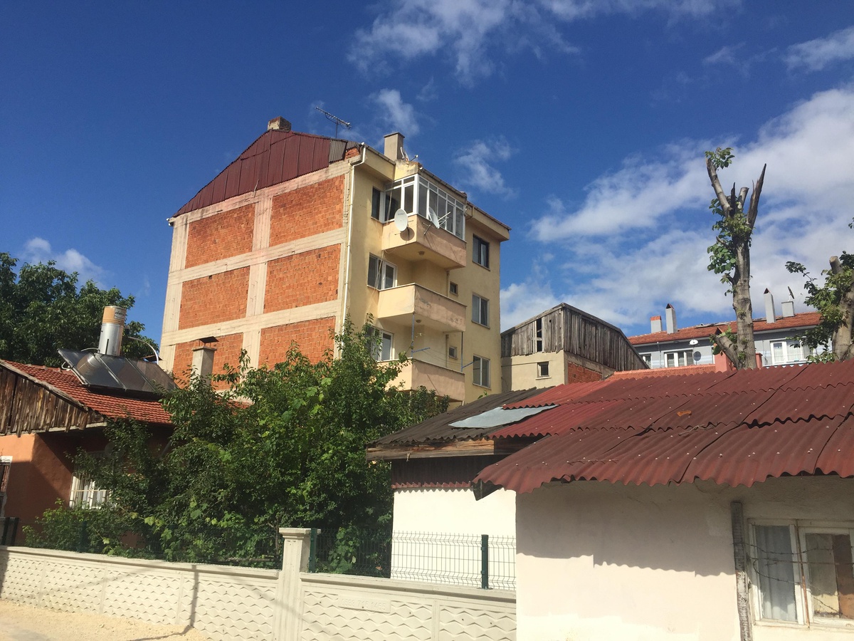 Bolu\'da bir kişi terasta ölü bulundu