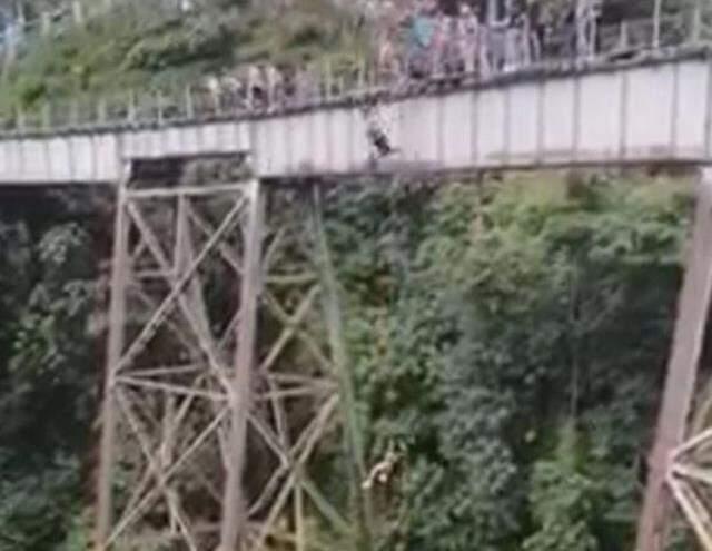 Bungee jumping yaparken verilen komutu yanlış anlayıp atlayan kadın hayatını kaybetti Bungee jumping yaparken verilen komutu yanlış anlayıp atlayan kadın hayatını kaybetti