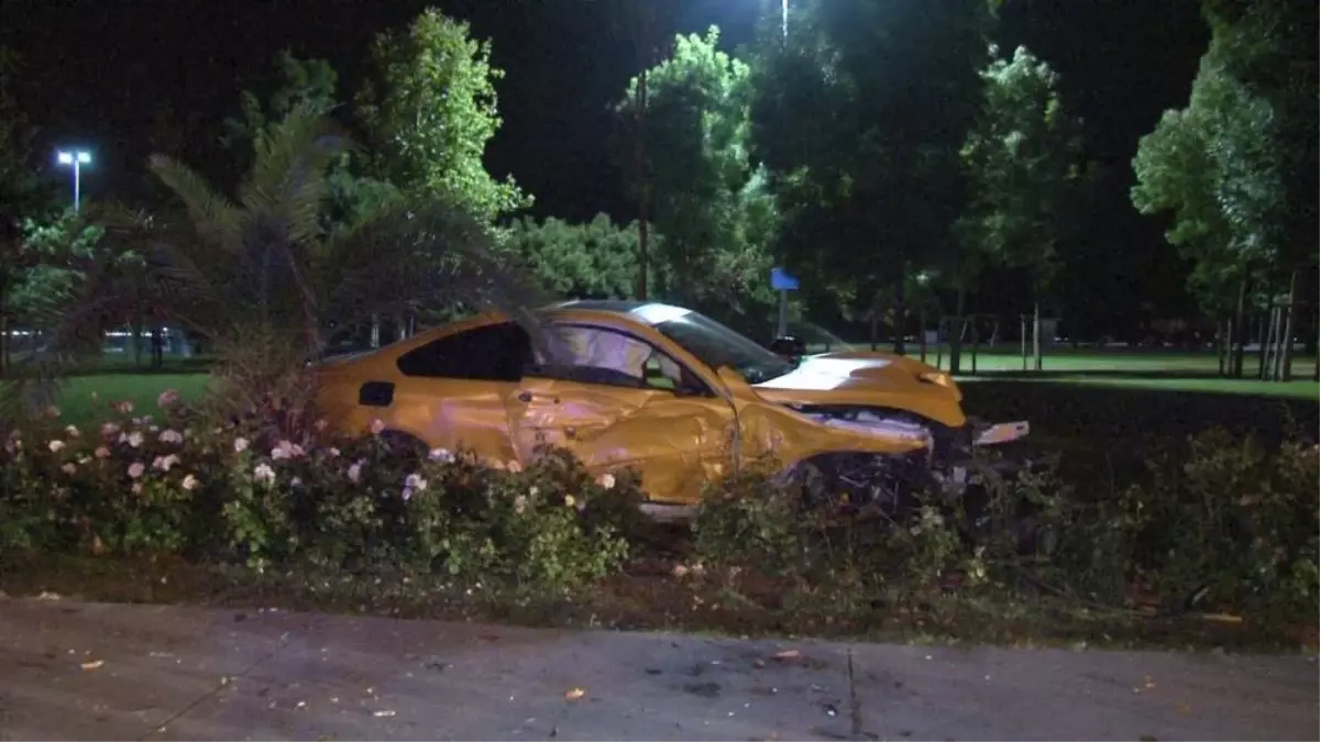 Aşırı hız yapıp kontrolden çıktı, lüks otomobili bırakıp olay yerinden kaçtı