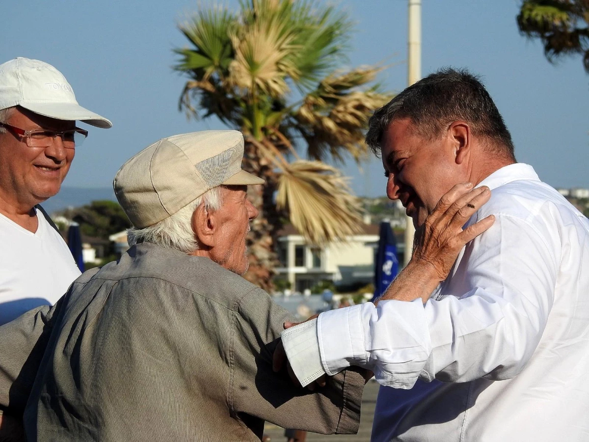 Çeşme\'nin Ilıca Mahallesi\'nde 72 yıllık geleneksel bayramlaşma