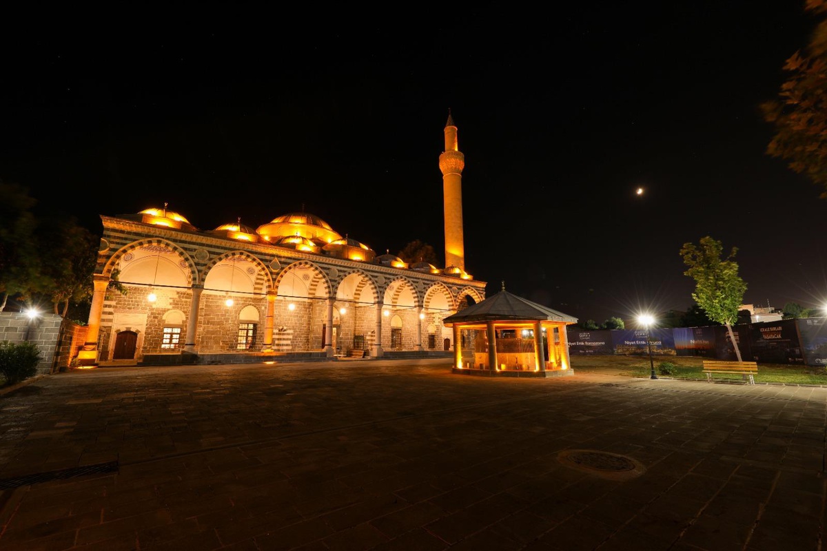 Diyarbakır\'daki tarihi Kurşunlu Cami ışıklandırıldı