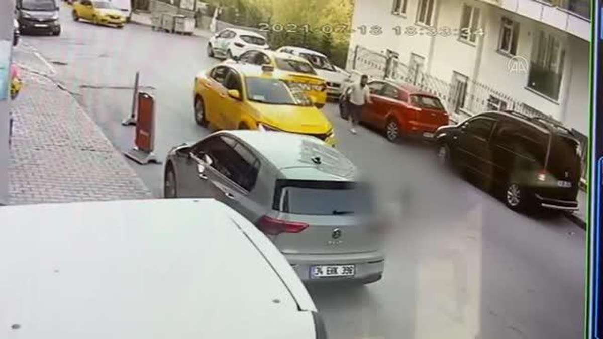 Esenyurt\'ta yola fırlayan çocuğa taksinin çarptığı anlar güvenlik kamerasınca kaydedildi