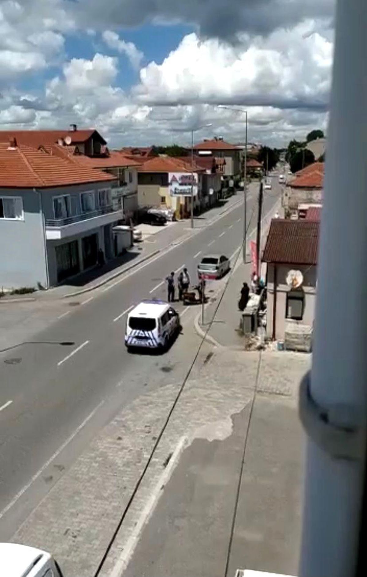 Gördüğü kazayı evinin balkonundan spiker gibi anlattı