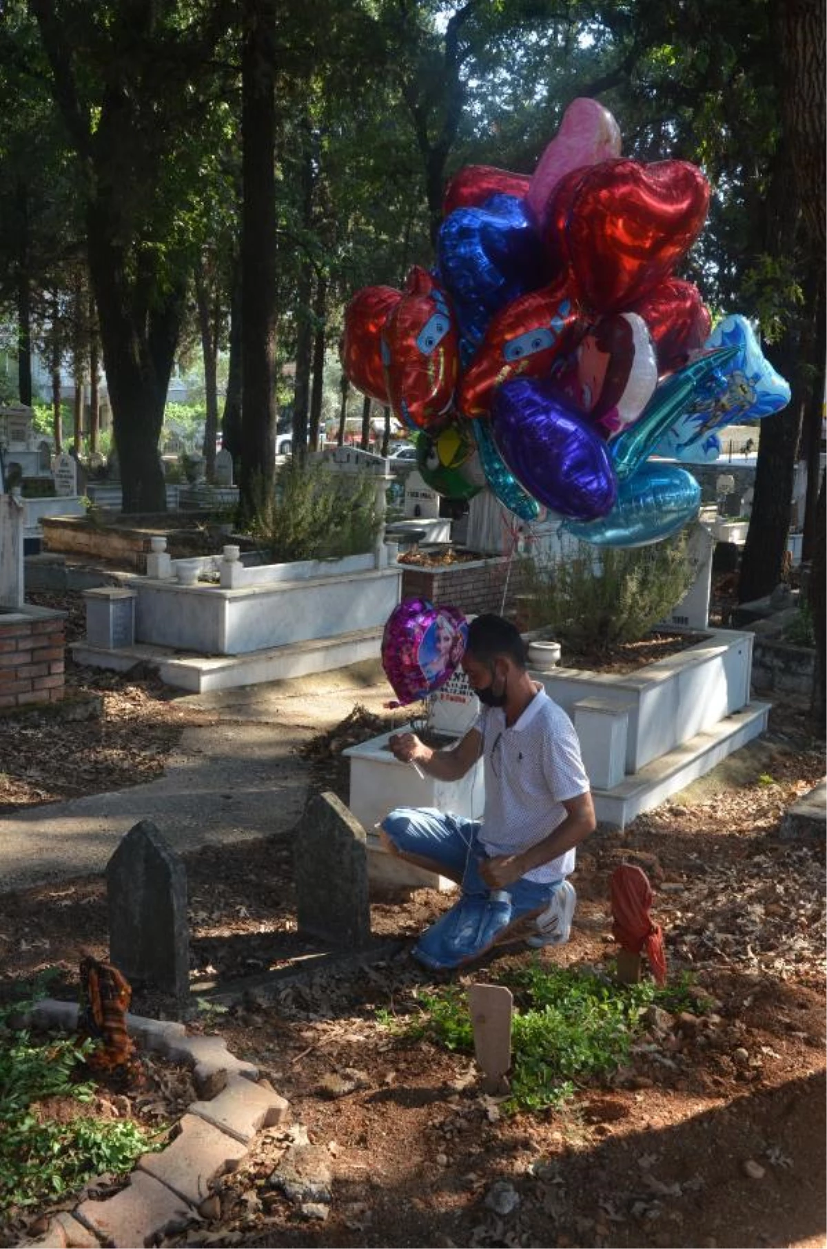 Son dakika haberleri! Heartbreaking moment: Balloon seller tied balloons to graves of children in Antalya