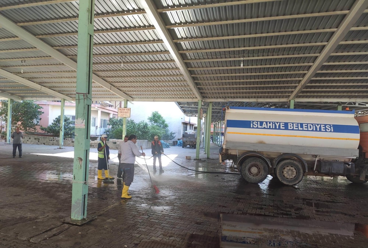 İslahiye\'de kurban kesim alanlarında temizlik ve dezenfektan çalışması yapılıyor