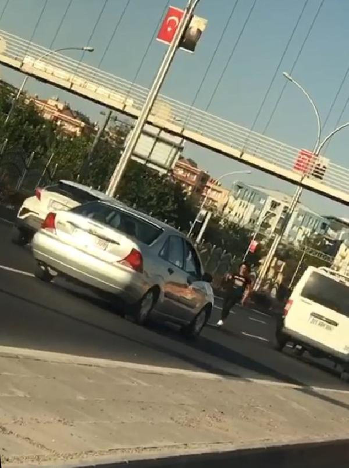 Karayolunda dans eden kadın, sürücülere tehlikeye düşürdü