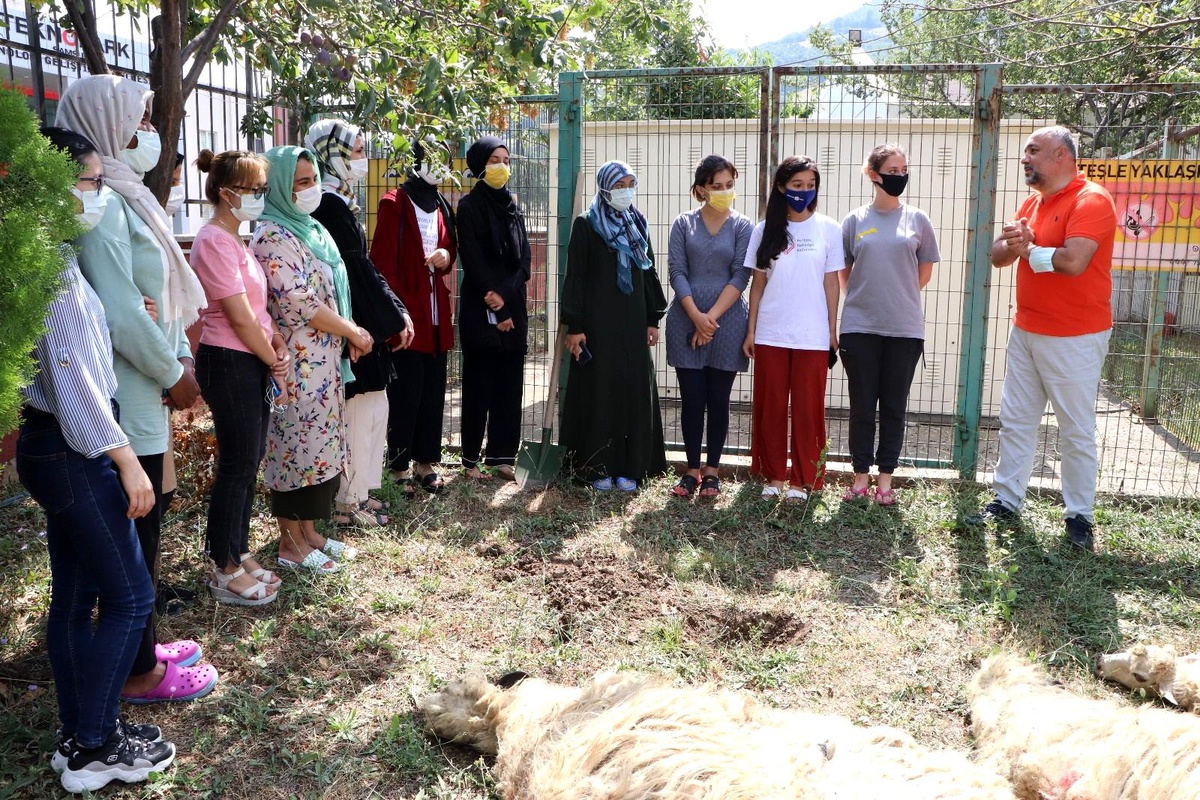 Kurbanlıklar yurtta kalan öğrenciler için kesildi