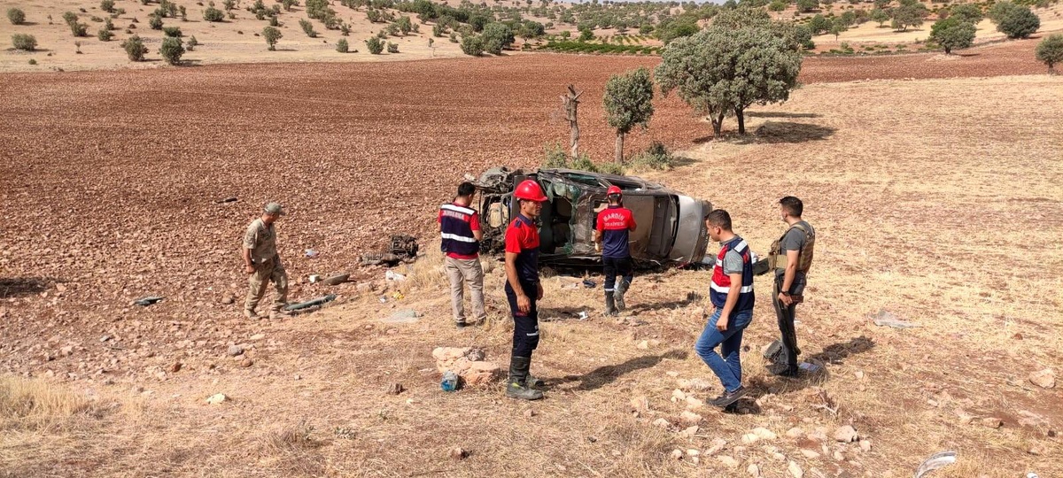 Son dakika haber... Mardin\'de otomobil takla attı: 2 asker hayatını kaybetti