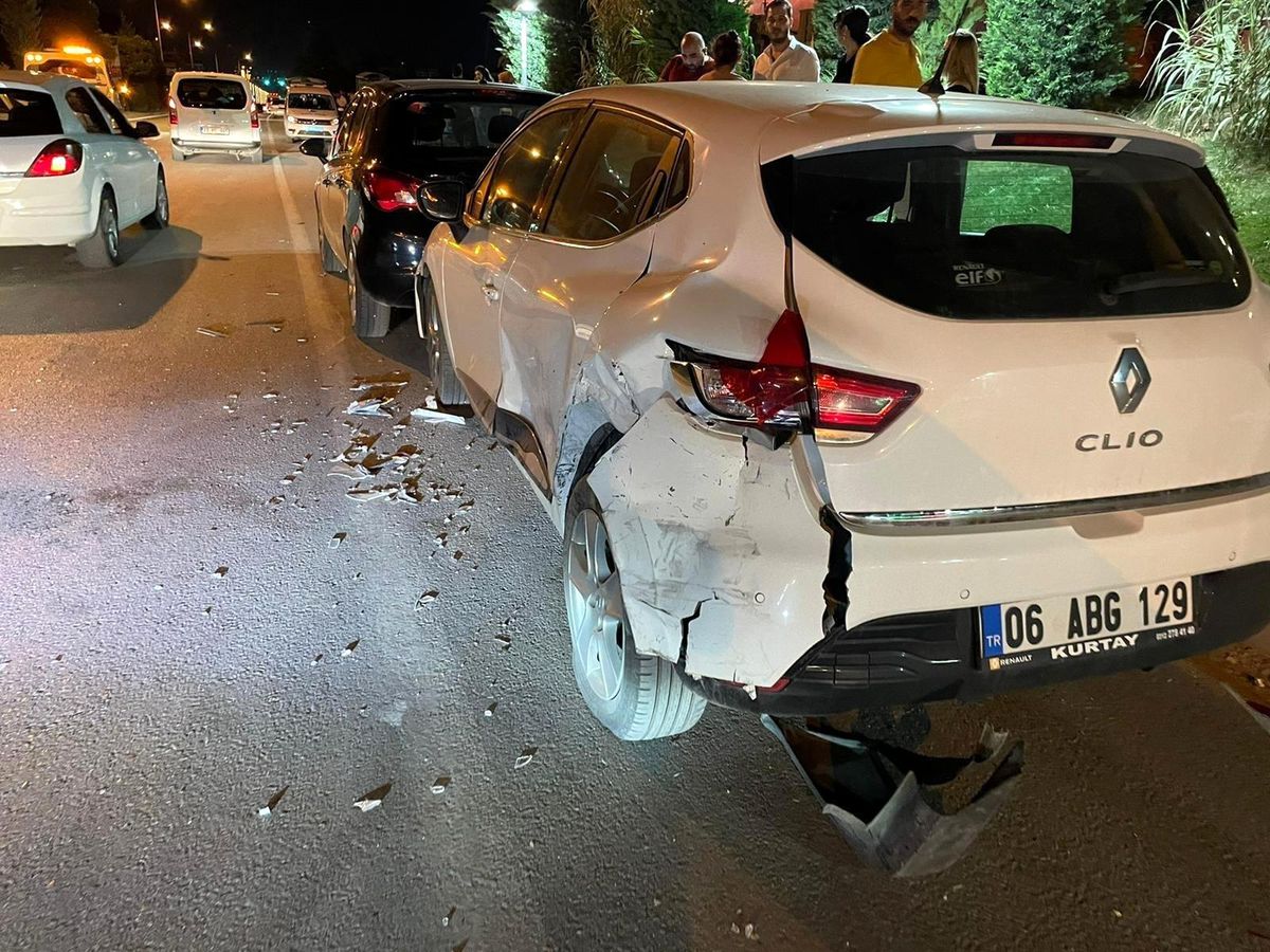 Önce birbirlerine ardından park halindeki araçlara çarptılar: 1 yaralı