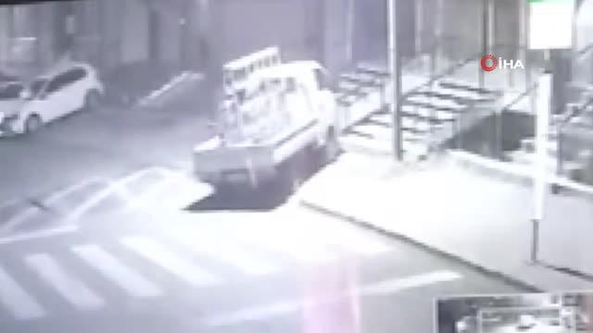 Park halindeki kamyonet böyle çalındı