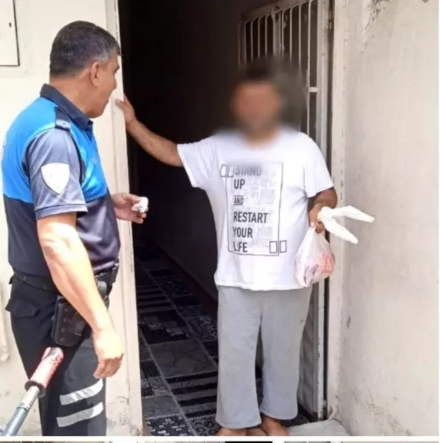 Polis garibanın yanında