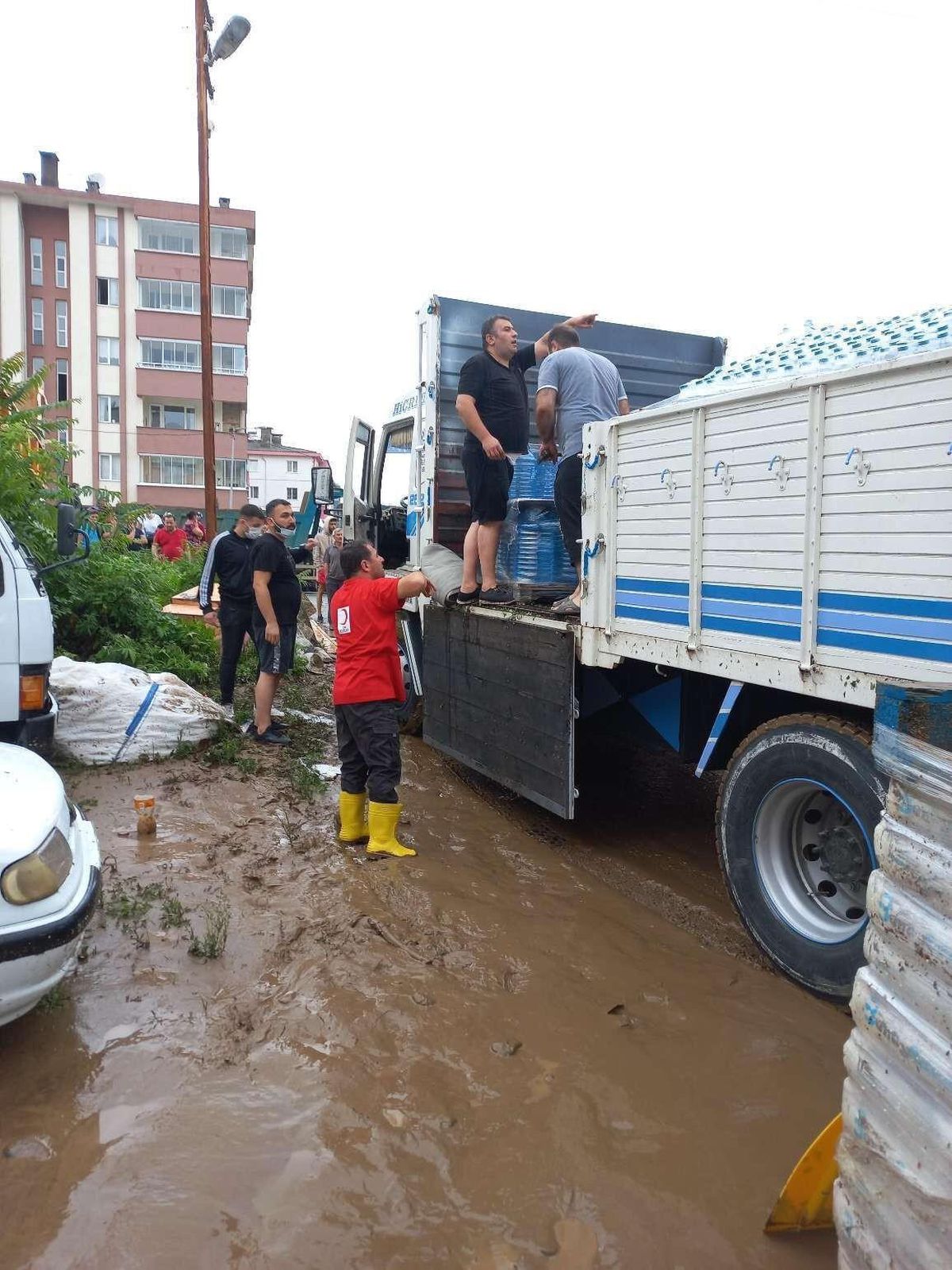 Son dakika: Rize\'deki selzedelere destek olan Kızılay Artvin\'e de uzman ekiplerini gönderdi