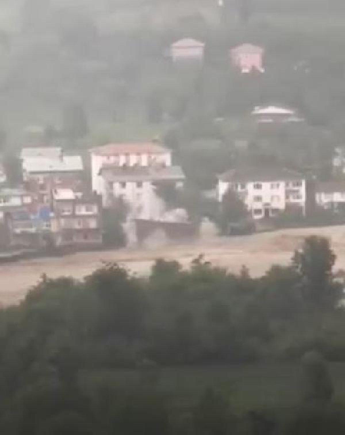 Rize yine sele teslim; dereler taştı, yollar kapandı (5)