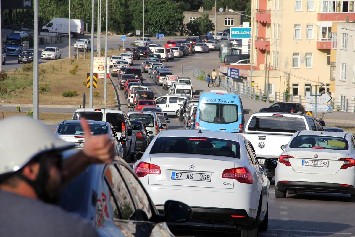 Sinop\'ta 3 kilometrelik araç kuyruğu